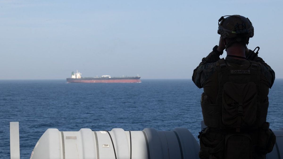 ホルムズ海峡通行許可の詐欺の被害者とされるインドタンカーがイランに撃たれる