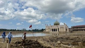 Pulihkan Fungsi Pendidikan, Pembersihan Gelondongan Kayu Kepung Ponpes Darul Mukhlisin Dikebut