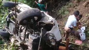 帕杰罗司机在他的车自由坠入Cianjur的200米峡谷后死亡