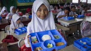 Les enfants de Sri Mulyani espèrent un programme d’alimentation gratuite pour beaucoup de travailleurs