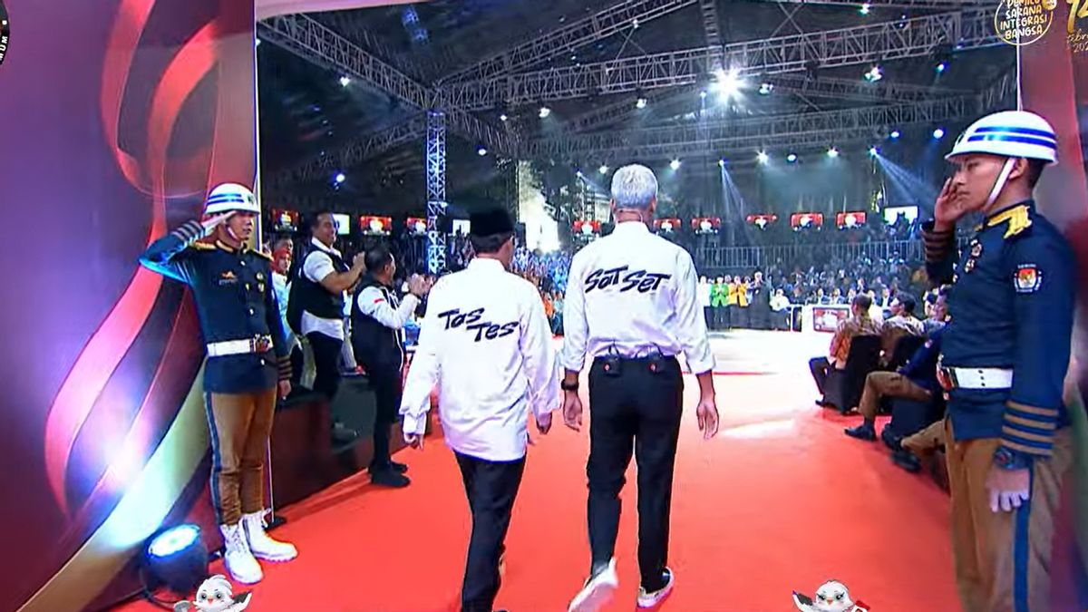 プレミアデビューのガンジャール・マフフッド・コンパックでプラボウォ「ジェモイ」だけでなく、白いシャツのスニーカー「セットバッグテスト」を着用