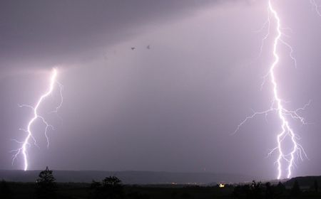 Cuaca Selasa 9 Januari, Waspada Hujan Disertai Petir di 13 Kota Besar Tanah Air