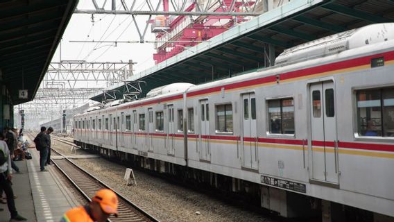  Laju KRL di Stasiun Tebet Diperlambat Akibat Rel Tergenang