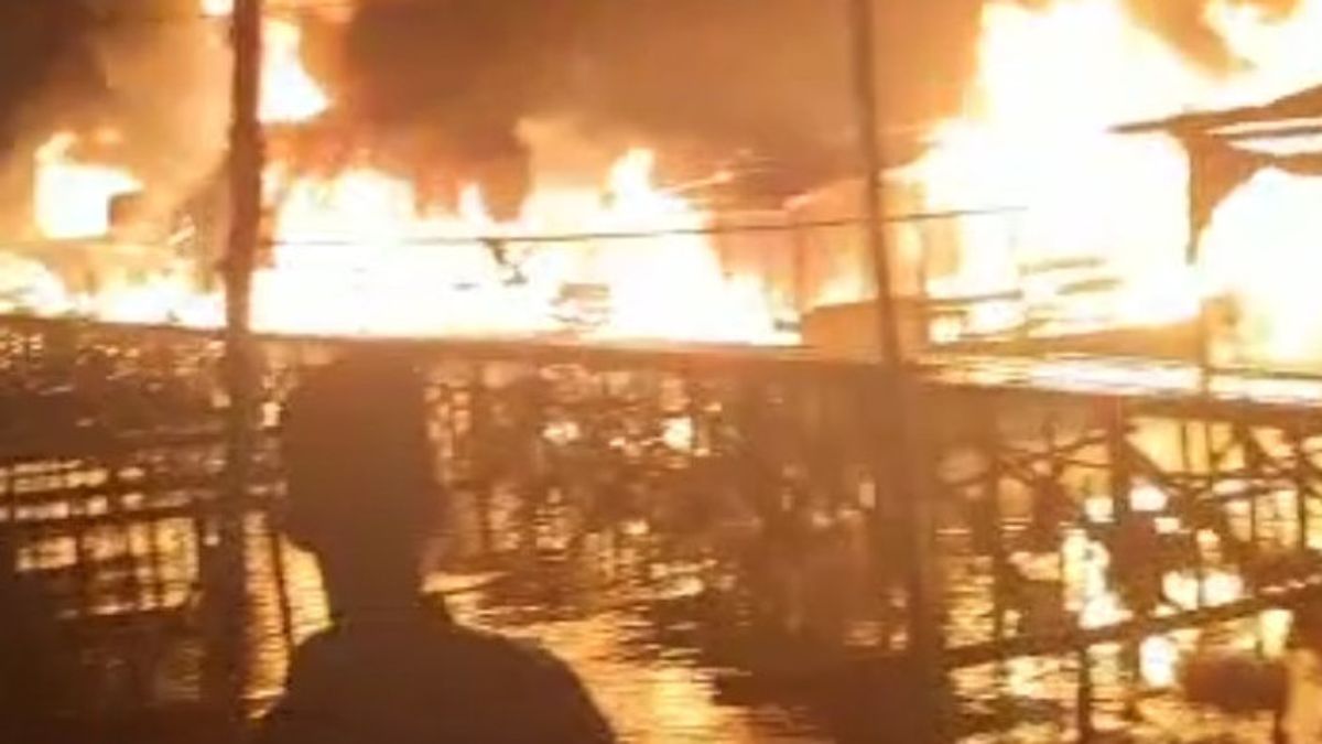 احترقت عشرات المنازل في سيباتيك بارات نونوكان، بزعم حدوث ماس كهربائي لمضخات الوقود الصغيرة