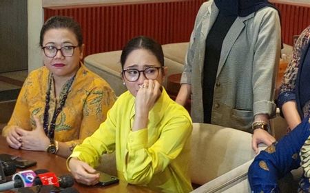 Menangis, Bunga Zainal Merasa Bersalah Suami dan Anak ikut Jadi Korban Investasi Bodong