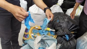 Polisi Ungkap Penimbunan 2,5 Ton Sarung Tangan Medis Bekas yang akan Dijual Lagi