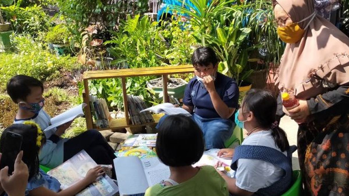 Review The Literacy Of Reading Children, 530 Reading Parks Spread In Surabaya