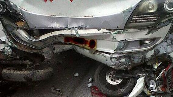 摩托车手在雅加达北部Cilincing被拖车卡车撞死