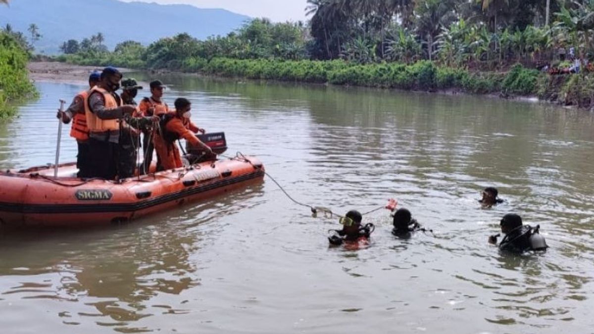 ブンギ村の川で溺れているピンランの若者を発見