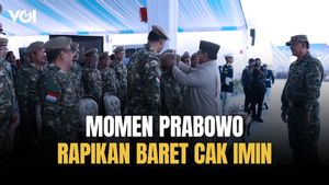 Presiden Prabowo Rapikan Baret Cak Imin dan Sultan Najamudin di Upacara Gelar Pasukan