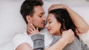 Increase Intimacy, Here are 5 Sensational Games on the Bed through Touch and Indra