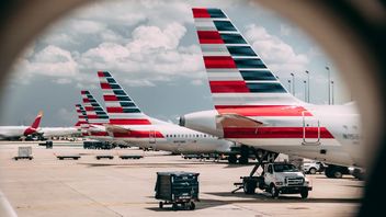 コロラド州デンバー空港でアメリカン航空の飛行機が火災を起こし、原因はまだ調査中