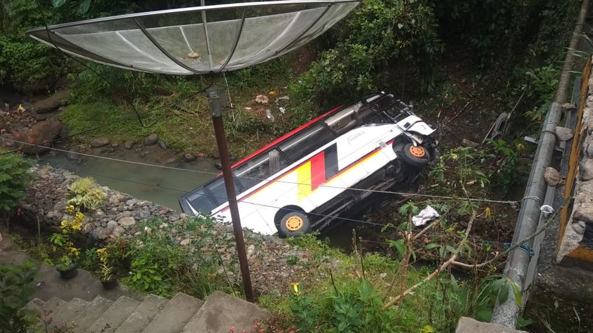 阿甘官员乘坐巴士进入西苏门答腊岛马迪纳的峡谷， 2 人死亡