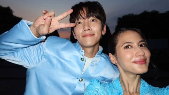 bans dans le temple de Prambanan, intitulé 7 portraits de Ji Chang Wook et Pevita Pearce portant des vêtements traditionnels javanais