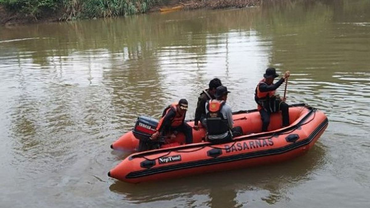  巴萨纳斯万丹寻找在萨萨克河被冲走的9岁男孩