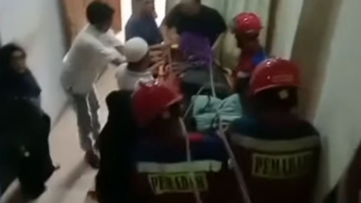 Proses Evakuasi Jenazah Pria Obesitas di Ciracas Berlangsung Dramatis, Tangga Rumah Terlalu Sempit