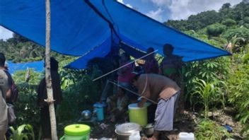 有了防水油布屋顶帐篷，受NTT地震影响的塞拉亚尔居民选择在难民中生存