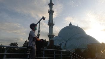 Tangerang City Indonesian Ulema Council Allows Tarawih Prayers With No Distance, But Having Iftar Together Is Not Recommended