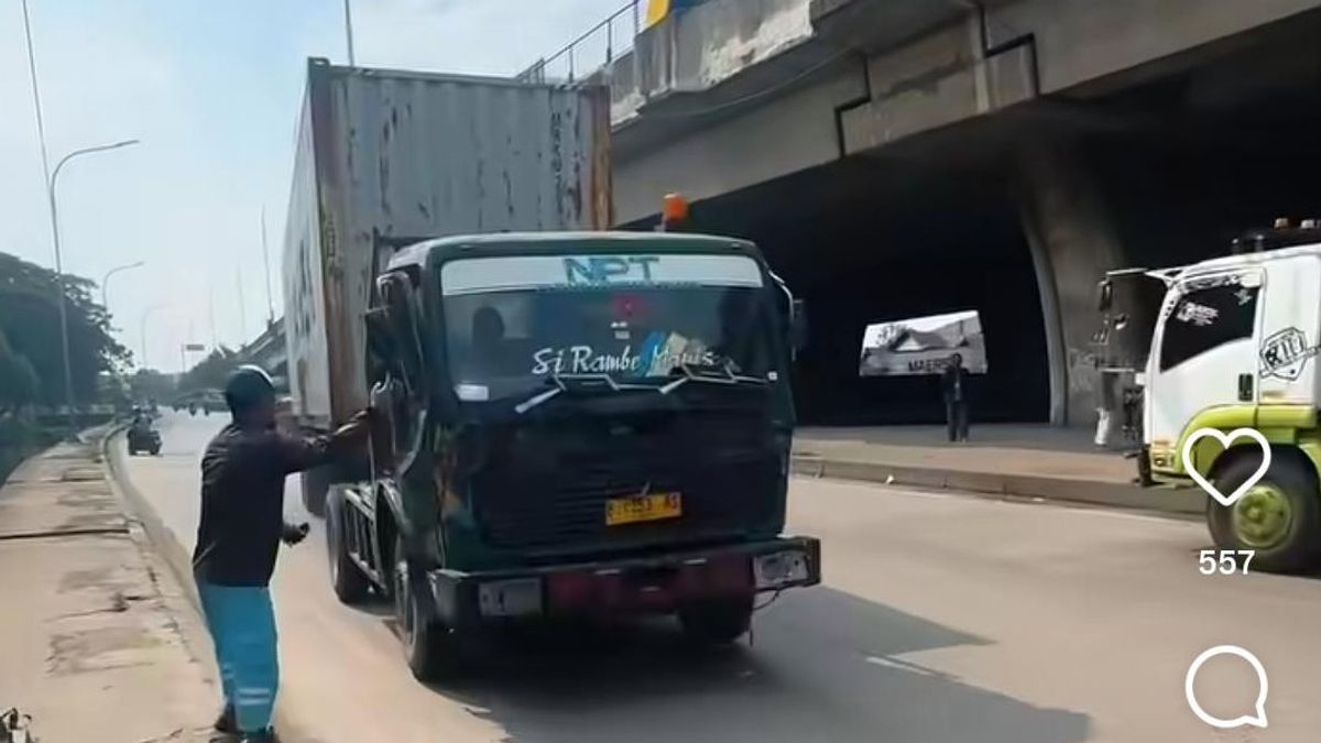 Viral 2 Truk Lawan Arus di Jalan Cacing, Dishub Jakut Lakukan Pelacakan