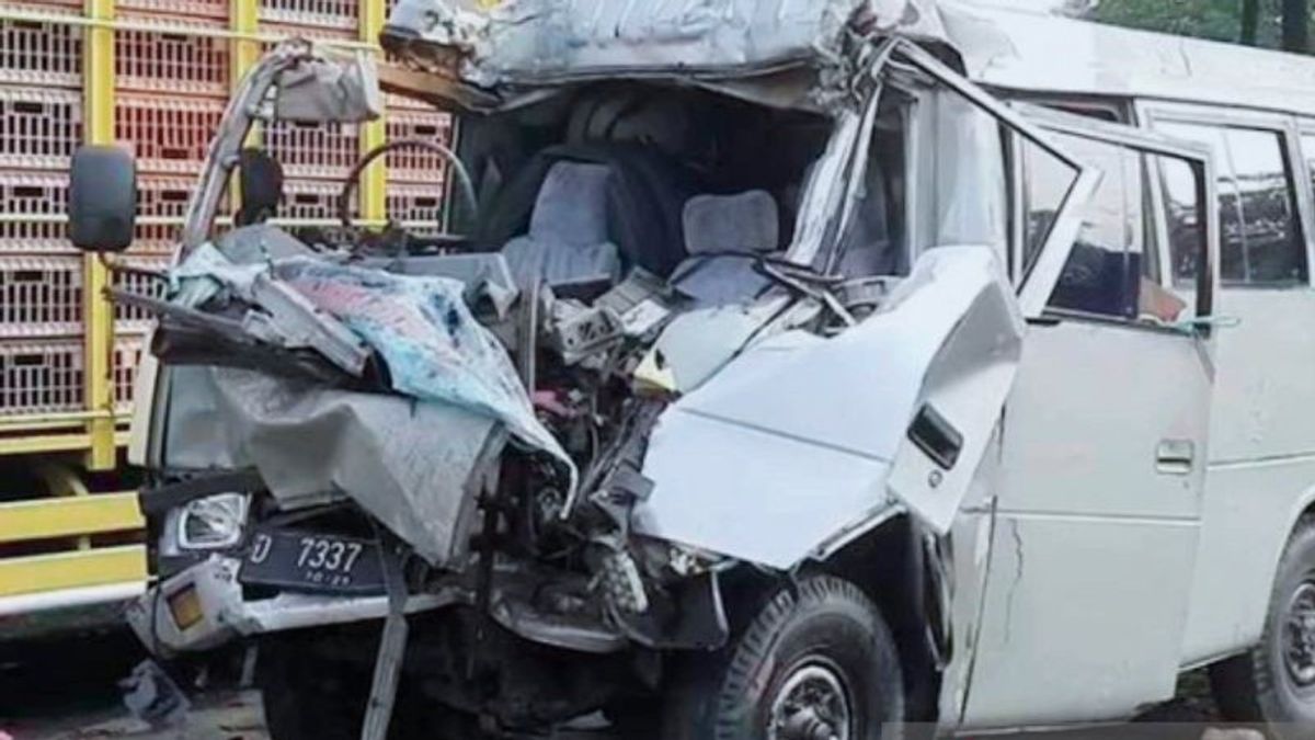 Cipularang收费公路的Batu Bara卡车碰撞旅行车,2人死亡,4人受伤