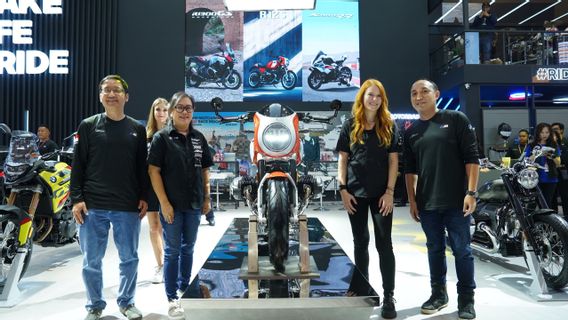 BMW Motorrad lance 3 motos simultanément dans le IIMS, quoi?