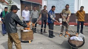 Kejari Humbang Hasundutan Hancurkan Barang Bukti 18 Perkara, Termasuk Ganja & Sabu