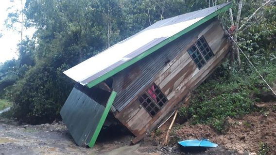 洪水や土砂崩れの影響を受けたルウーリージェンシーの数十軒の家