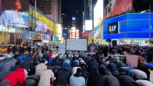 Denny Siregar Nyinyir Salat Tarawih di Times Square New York Mengganggu Orang, Shamsi Ali: Ini Bagian <i>Religious Freedom</i>