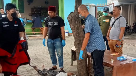 Drunk Man Found Lying Covered In Blood Under A Tree, Residents Are Afraid To See The Wound On His Head