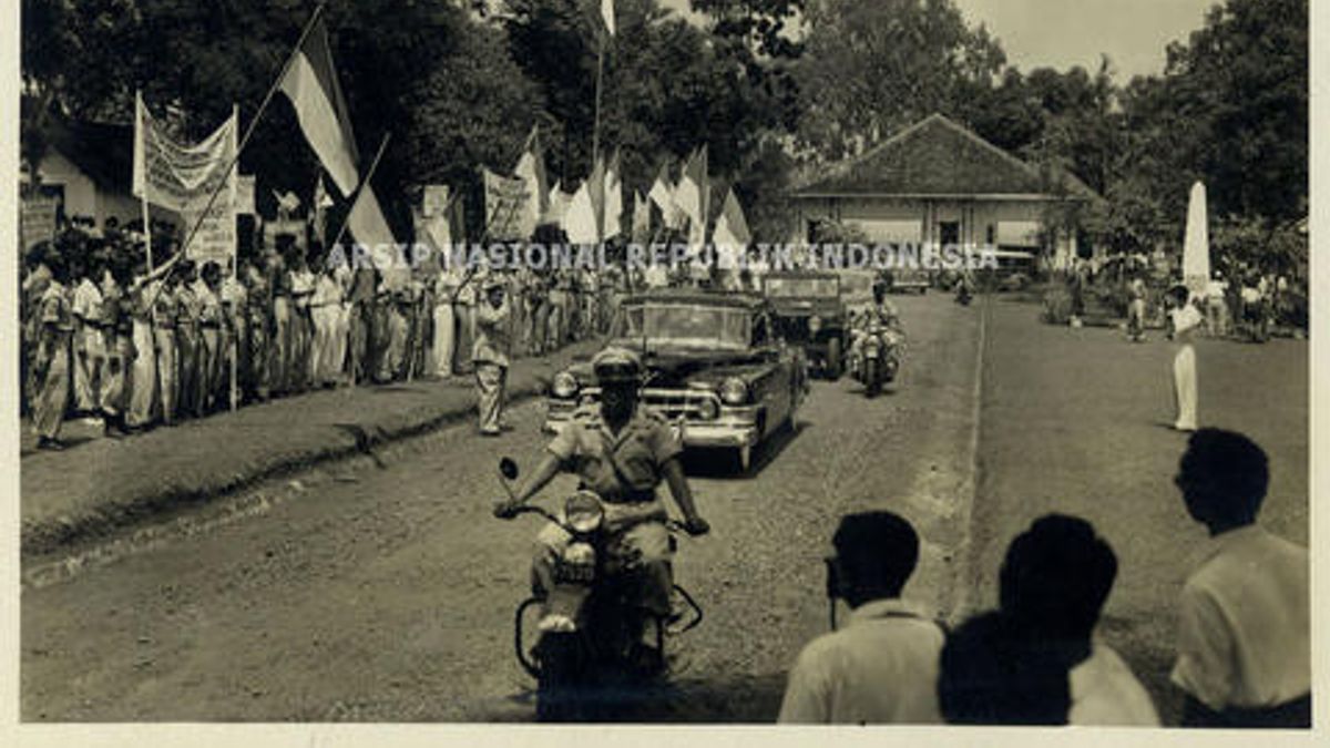 Bung Karno Received A Sedan Car Gift From His Private Doctor, R. Suharto