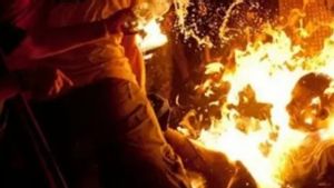 Sadis! Dua Pria Sedang Jalan di Jembatan Jelambar Disiram Bensin Lalu Dibakar, Satu Orang Tewas
