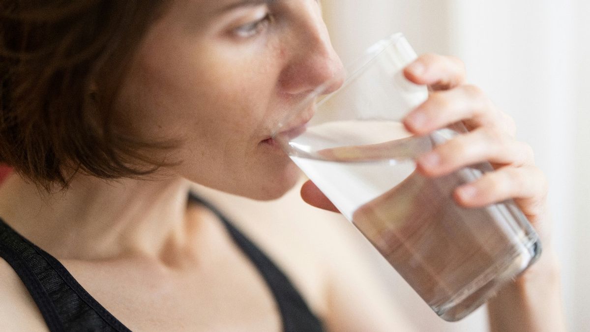 Lack Of Drinking Can Make Stress More Severe, Urine Change Is An Early Sign