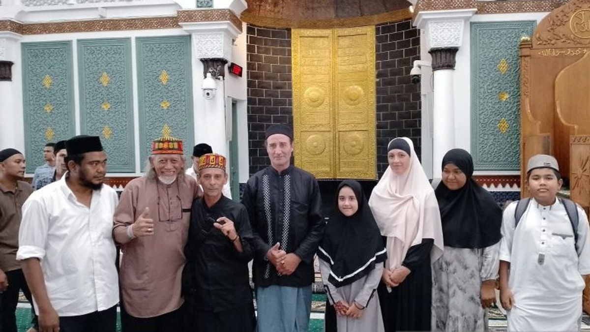 Four French Tourists Enter Islam At The Baiturrahman Aceh Grand Mosque