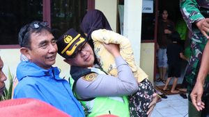 Sungai Siwalan Meluap, Kapolres Pekalongan Bantu Evakuasi Ratusan Warga