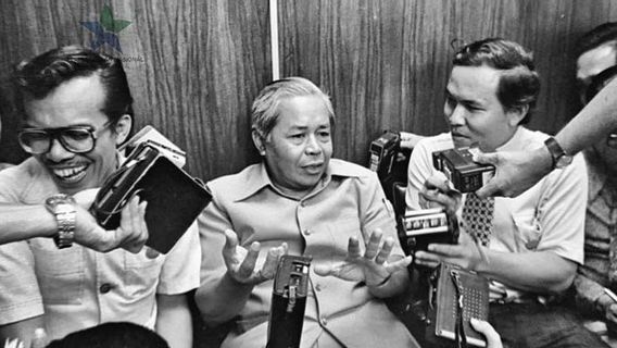 Coordinating Minister For Political, Legal And Security Affairs Sudomo Calls Press Educating In Today's Memory, September 8, 1990