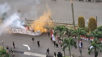  Suporter Apresiasi Perjuangan Timnas Indonesia di Piala AFF 2020, Spanduk 'I'm Proud Of You' Terbentang di Halaman Hotel Karantina