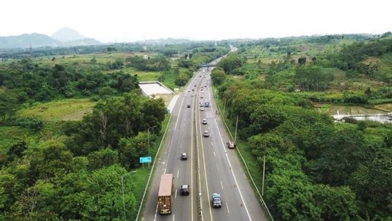 Des panneaux de circulation ajoutés au point d’attente à la route à péage Cipularang en raison d’accidents