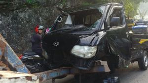 Mobil Pick Up Berisi 5 Orang Terbang ke Laut Setelah Tabrak Jeep di Pinggir Jurang