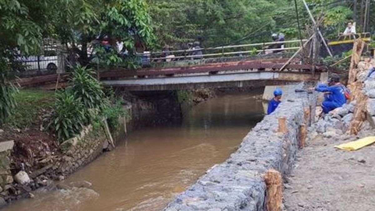 Petugas Perbaiki Tanggul Jebol di Jaktim Cegah Banjir Susulan