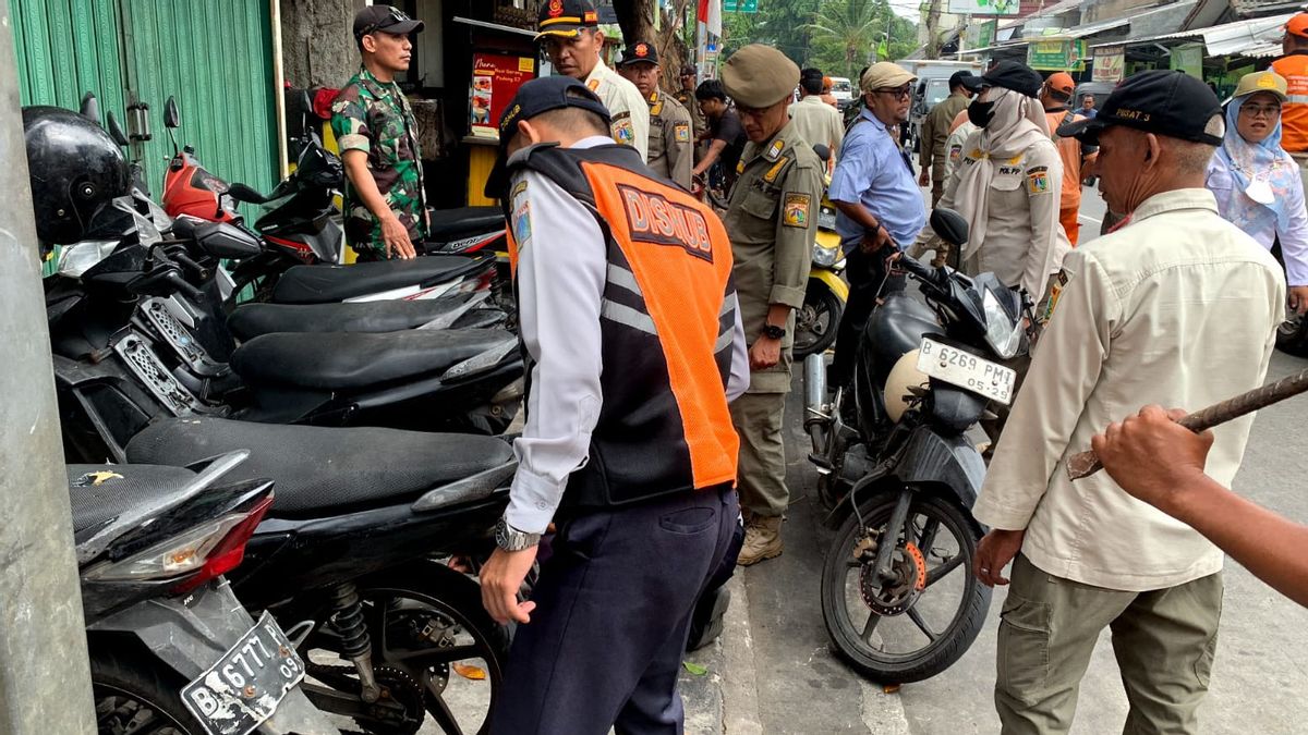 Joint Officers Revoke Dozens Of Motorcycles In Illegal Parking In Kemayoran