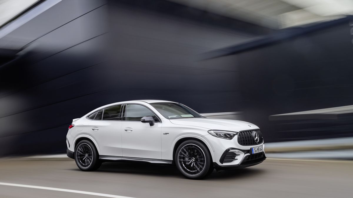 Following SUV Version, Mercedes-Benz Presents More Sporty Couple Style GLC