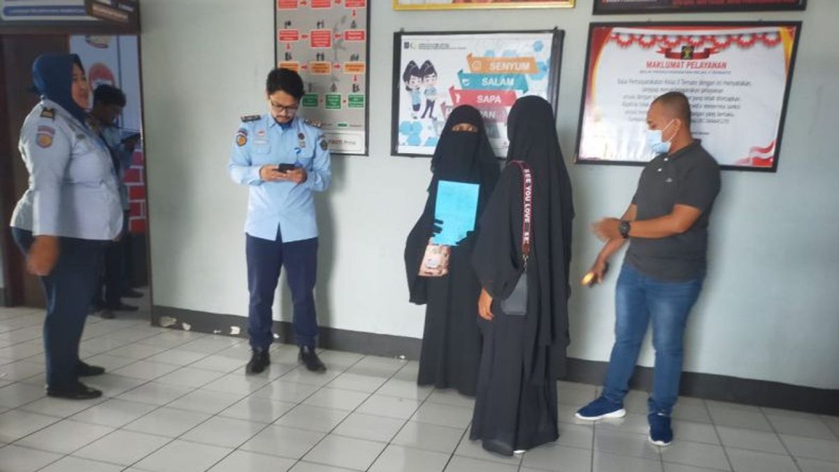 Parole From Tangerang Prison, Former Policewoman Involved In Terrorism Returns To North Maluku