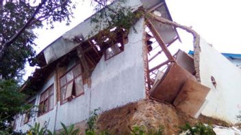 جسر معلق إلى مبنى المدرسة الإعدادية في قرية سيبلوه، سيانجور تضررت من الانهيارات الأرضية