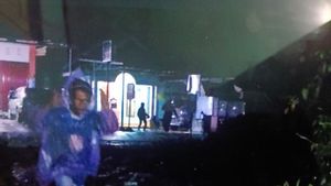 Warga Terjebak Banjir di Tanjung Raya, Jalan Provinsi Ikut Tergenang