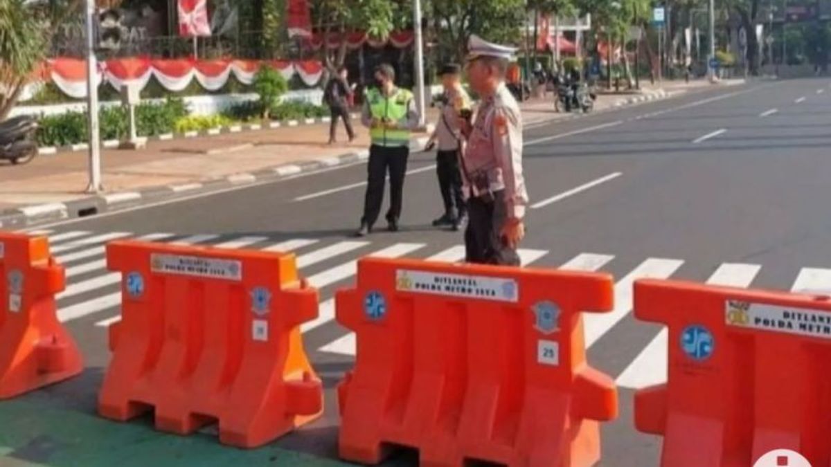 There Is An Apdesi Demo, Jalan Gatot Subroto Towards The DPR/MPR Building Is Closed
