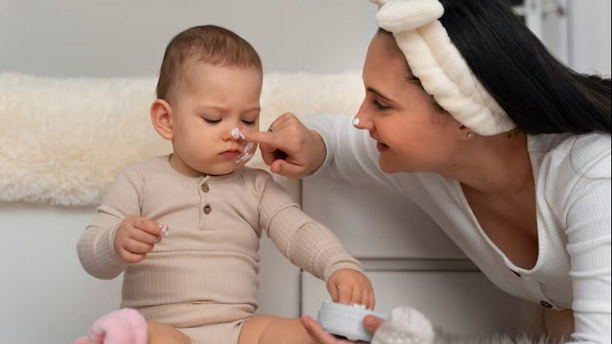 Cara Memilih Pelembab untuk Bayi dengan Kulit Sensitif