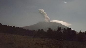 ハルマヘラのイブ山が再び噴火し、1,000メートルの高さの灰を噴出