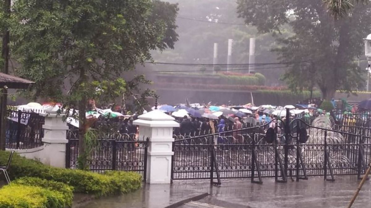 Demo 11 April di Gedung Sate Bandung Diguyur Hujan, Mahasiswa Bertahan