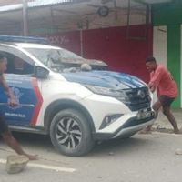 Diduga Dipicu Warga Mabuk, Personel Polres Mamberamo Raya Diserang dengan Linggis Parang dan Batu
