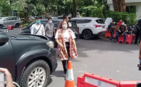 Kenakan Batik, Fatia KontraS Penuhi Undangan Klarifikasi Soal Pencemaran Nama Baik Luhut Pandjaitan